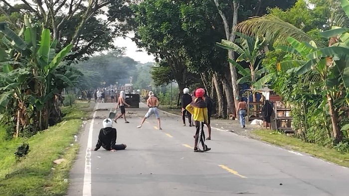 Bentrokan dua kelompok warga pecah di Luwu.