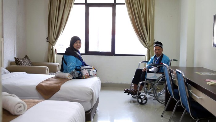 Jamaah calon haji kelompok terbang (kloter) pertama embarkasi Medan berada di dalam kamar setibanya di Asrama Haji Medan, Sumatera Utara, Selasa (21/4/2026).  Sebanyak 360 jamaah calon haji dari Kota Binjai dan Kota Medan tiba di Asrama Haji Medan untuk beristirahat sebelum diberangkatakan ke Tanah Suci Makkah pada Rabu (22/4). ANTARA FOTO/Yudi Manar/hma