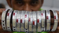 Persiapan identitas jemaah juga dilakukan di Asrama Haji Donohudan, Boyolali, Jawa Tengah, Jumat (24/4/2026). Seorang perajin menyelesaikan gelang identitas yang dalam sehari dapat diproduksi hingga 1.080 buah untuk memenuhi kebutuhan tiga kloter. ANTARA FOTO/Arnas Padda