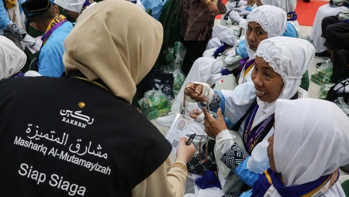 Petugas membagikan kartu nusuk kepada jamaah calon haji (JCH) di Asrama Haji Makassar, Sulawesi Selatan, Selasa (21/4/2026). Pembagian kartu nusuk kepada JCH di asrama haji atau embarkasi tersebut merupakan kebijakan baru pada musim haji 2026 guna memudahkan para calon haji untuk melaksanakan Ibadah Haji. ANTARA FOTO/Arnas Padda/hma