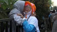 Suasana haru mewarnai pelepasan jemaah calon haji di berbagai daerah. Seorang calon haji memeluk anggota keluarganya saat pemberangkatan di Lapangan Kompi Angmor, Kota Malang, Jawa Timur, Kamis (23/4/2026). ANTARA FOTO/Ari Bowo Sucipto