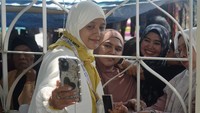 Momen serupa juga terlihat di Pendopo Bupati Serang, Banten, Kamis (23/4/2026), ketika seorang calon haji memeluk anaknya sebelum berangkat menuju embarkasi Cipondoh bersama rombongan. ANTARA FOTO/Aloysius Jarot Nugroho