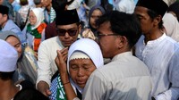 Tradisi mengantar dan berpamitan tetap menjadi bagian tak terpisahkan dari musim haji. Di Asrama Haji Donohudan, Boyolali, Jumat (24/4/2026), seorang calon haji berswafoto dengan kerabat dari balik pagar sambil meminta doa restu. ANTARA FOTO/Muhammad Bagus Khoirunas