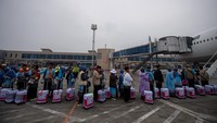 Gelombang keberangkatan terus berlangsung di berbagai embarkasi. Jemaah kloter kedua embarkasi Palembang antre menaiki pesawat Saudia di Bandara Sultan Mahmud Badaruddin II, Kamis (23/4/2026), untuk terbang menuju Madinah. ANTARA FOTO/Nova Wahyudi