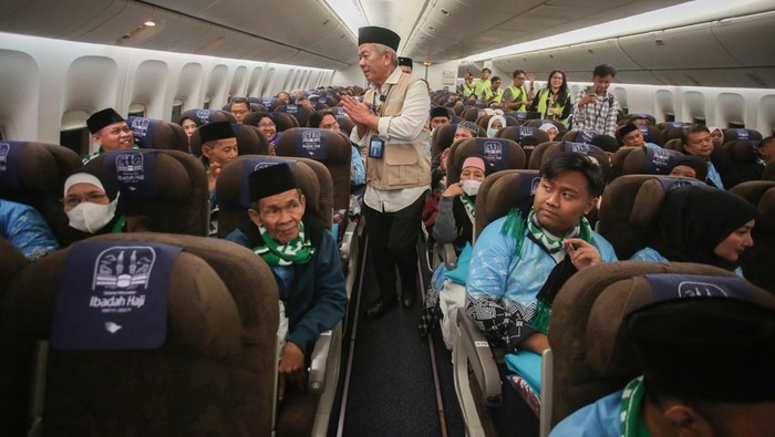 Wakil Direktur Utama Garuda Indonesia Thomas Sugiarto Oentoro (tengah) menyapa jamaah calon haji di dalam pesawat, di Terminal Haji dan Umrah 2F Bandara Soekarno Hatta, Tangerang, Banten, Rabu (22/4/2026). Sebanyak 393 calon haji kelompok terbang (kl