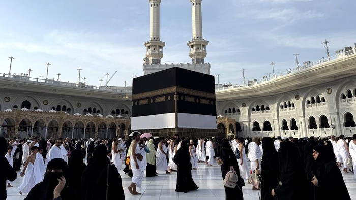 Umat Islam melakukan tawaf di Masjidil Haram, Makkah, Arab Saudi, Kamis (23/4/2026). Dalam musim Haji 2026, Indonesia mendapatkan kuota sebanyak 221.000 orang yang terbagi atas 203.320 calon haji reguler (92 persen) dan 17.680 calon haji khusus (8 pe