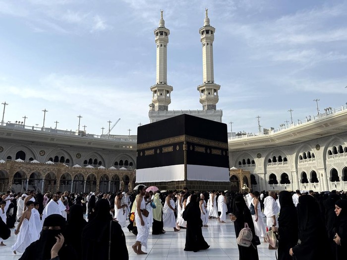 Umat Islam melakukan tawaf di Masjidil Haram, Makkah, Arab Saudi, Kamis (23/4/2026). Dalam musim Haji 2026, Indonesia mendapatkan kuota sebanyak 221.000 orang yang terbagi atas 203.320 calon haji reguler (92 persen) dan 17.680 calon haji khusus (8 persen). ANTARA FOTO/Citro Atmoko/sgd/YU