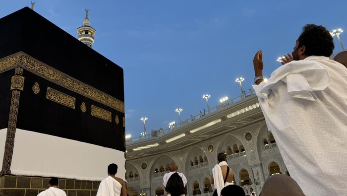 Umat Islam memanjatkan doa di depan Ka’bah di Masjidil Haram, Makkah, Arab Saudi, Kamis (23/4/2026). Dalam musim Haji 2026, Indonesia mendapatkan kuota sebanyak 221.000 orang yang terbagi atas 203.320 calon haji reguler (92 persen) dan 17.680 calon haji khusus (8 persen). ANTARA FOTO/Citro Atmoko/sgd/YU