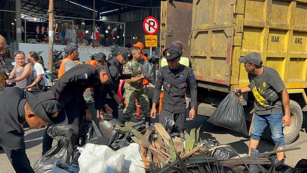 Brimob Polda Metro Jaya menggelar kegiatan 'Jumat Bersih' di kawasan Ciputat, Tangerang Selatan (Tangsel). (dok Istimewa)
