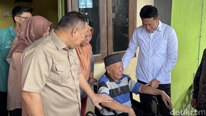 Bupati Sidoarjo Subandi saat menyerahkan kursi roda untuk Sumardi.