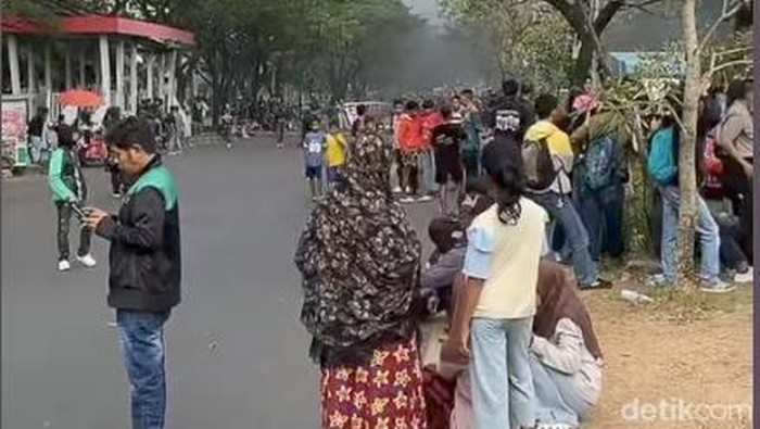 Demo di Jalan Urip Sumoharjo Makassar picu macet.