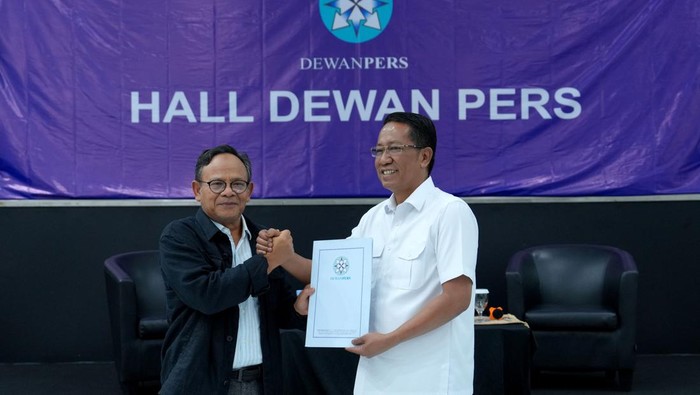 Dewan Pers menyerahkan dokumen terkait perlindungan karya jurnalistik sebagai masukan penting untuk kekayaan intelektual nasional melalui RUU Hak Cipta kepada pemerintah di Hall Dewan Pers, Jakarta, Kamis (23/4).