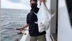 Keren! Eza Gionino Jago Mancing, Berhasil Tangkap Ikan Jumbo