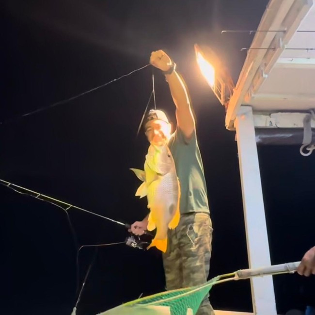 Keren! Eza Gionino Jago Mancing, Berhasil Tangkap Ikan Jumbo