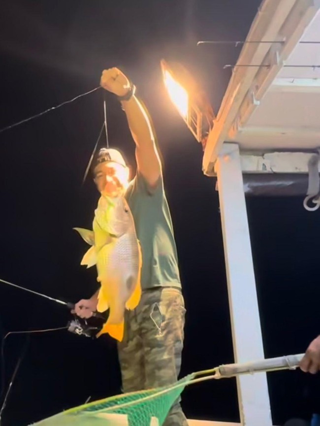 Keren! Eza Gionino Jago Mancing, Berhasil Tangkap Ikan Jumbo