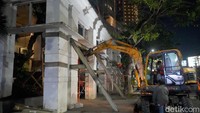 Pantauan pukul 22.00 WIB ke atas, satu unit eskavator telah menggempur pilar beton dibarengi aksi petugas las yang memotong struktur besi penguat bangunan di bawah sorot lampu.