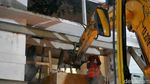 Fasad Eks Toko Nam Surabaya Mulai Dibongkar