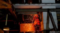 Satu unit eskavator berwarna kuning dikerahkan sebagai unit penghancur utama, bermanuver di lajur kiri jalan yang telah disterilkan.