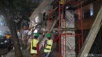Pengamatan di lokasi menunjukkan pendekatan teknis yang terukur untuk meruntuhkan bangunan vertikal yang menjulang tinggi tersebut.