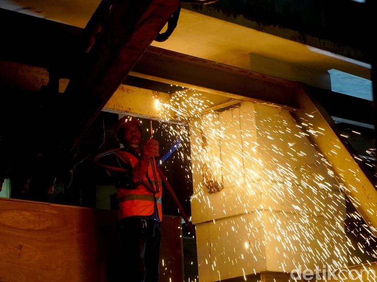 Fasad Eks Toko Nam Surabaya Mulai Dibongkar