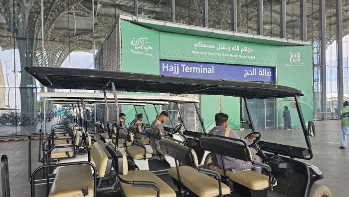 Fasilitas mobil golf di Bandara Amir Mohammad bin Abdul Aziz, Madinah.