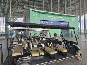 Jemaah Haji Lansia Dapat Layanan Kursi Roda dan Mobil Golf Gratis di Bandara