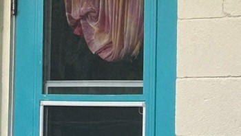 Sekilas bikin merinding—tirai di pintu ini tampak seperti wajah murung. Foto: Boredpanda