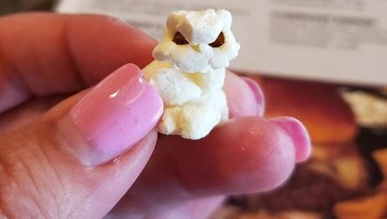 Popcorn ini terlihat seperti makhluk kecil yang sedang menatap tajam. Foto: Boredpanda