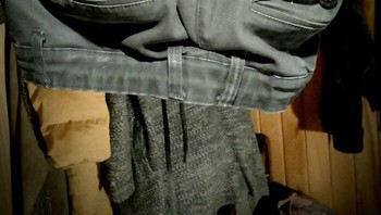 Jaket terlipat ini tampak seperti sosok dengan mata setengah terpejam. Foto: Boredpanda