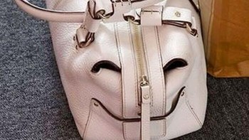 Tas ini seolah tersenyum licik, siap ‘menyapa’ siapa saja yang lewat. Foto: Boredpanda