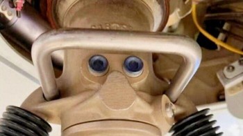 Bagian mesin ini terlihat seperti wajah robot yang kebingungan. Foto: Boredpanda