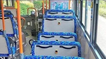 Kursi bus ini tampak seperti barisan wajah yang siap ‘menatap’ penumpang. Foto: Boredpanda