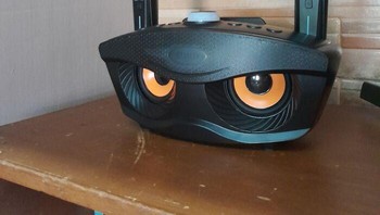 Speaker ini terlihat seperti makhluk dengan mata tajam yang mengawasi. Foto: Boredpanda