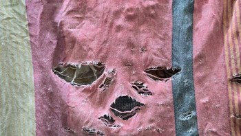 Kain robek ini tampak seperti wajah lelah yang ‘menatap’ kosong. Foto: Boredpanda