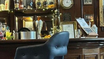 Kursi bar ini terlihat seperti karakter yang sedang berteriak kaget. Foto: Boredpanda