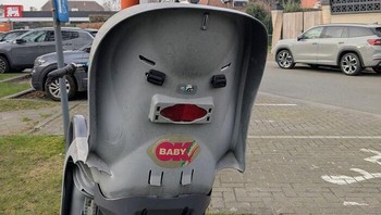 Kursi bayi ini tampak cemberut, seolah tak suka ditinggal di pinggir jalan. Foto: Boredpanda