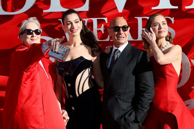 Anne yang baru-baru ini dinobatkan sebagai wanita tercantik versi majalah People juga sempat memakai Versace saat mempromosikan film tersebut di acara bincang-bincang ‘The Late Show with Stephen Colbert’. Versace memang telah beberapa kali menemani Anne di momen-momen penting, salah satunya MET Gala 2023. (Foto: REUTERS/Jack Taylor)