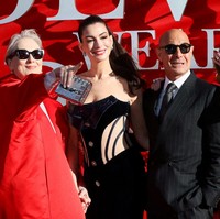 Anne yang baru-baru ini dinobatkan sebagai wanita tercantik versi majalah People juga sempat memakai Versace saat mempromosikan film tersebut di acara bincang-bincang ‘The Late Show with Stephen Colbert’. Versace memang telah beberapa kali menemani Anne di momen-momen penting, salah satunya MET Gala 2023. (Foto: REUTERS/Jack Taylor)