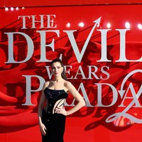 Dari tampilannya, gaun yang dipakai Anne kemungkinan berasal dari koleksi Versace era Donatella. Pilihan tersebut menjadi pernyataan gaya tersendiri karena Donatella juga muncul sebagai cameo di ‘The Devil Wears Prada 2’. (Foto: REUTERS/Jack Taylor)