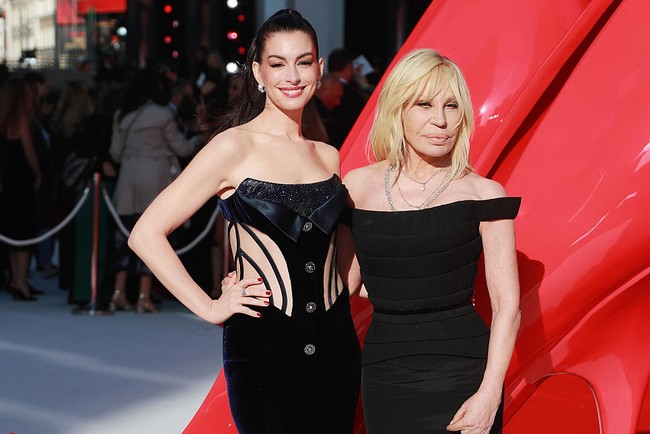 Di karpet merah, Anne sempat berpose dengan Donatella Versace. Tahun lalu, ia mengundurkan diri dari posisi direktur kreatif Versace dan mendapat peran baru sebagai chief brand ambassador rumah mode besutan mendiang kakaknya, Gianni Versace. (Foto: Grant Buchanan/Dave Benett/WireImage)