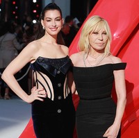 Di karpet merah, Anne sempat berpose dengan Donatella Versace. Tahun lalu, ia mengundurkan diri dari posisi direktur kreatif Versace dan mendapat peran baru sebagai chief brand ambassador rumah mode besutan mendiang kakaknya, Gianni Versace. (Foto: Grant Buchanan/Dave Benett/WireImage)