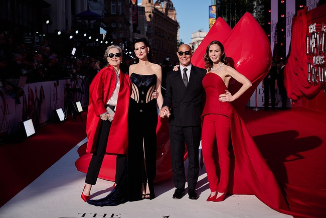 London, Inggris, menjadi destinasi terakhir dari rangkaian tur pemutaran perdana film ‘The Devil Wears Prada 2’. Untuk perhelatan yang digelar di Leicester Square pada Rabu (22/4/2026) itu, Anne Hathaway memastikan tak melewatkannya dengan gaya yang biasa saja. (Foto: Gareth Cattermole/Getty Images)