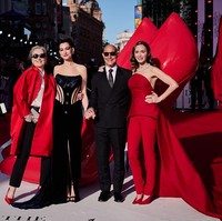 London, Inggris, menjadi destinasi terakhir dari rangkaian tur pemutaran perdana film ‘The Devil Wears Prada 2’. Untuk perhelatan yang digelar di Leicester Square pada Rabu (22/4/2026) itu, Anne Hathaway memastikan tak melewatkannya dengan gaya yang biasa saja. (Foto: Gareth Cattermole/Getty Images)