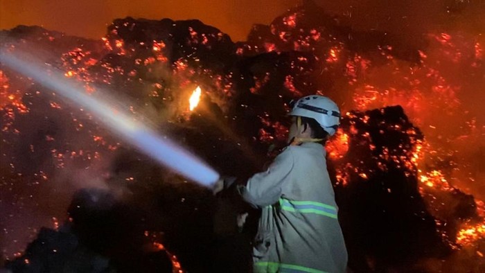 Gudang sabut kelapa di Blitar terbakar hebat