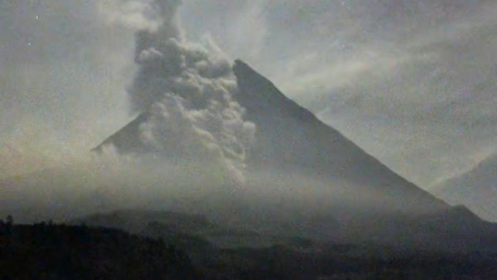 Gunung Semeru erupsi luncurakan awan guguran sejauh 4,5 km