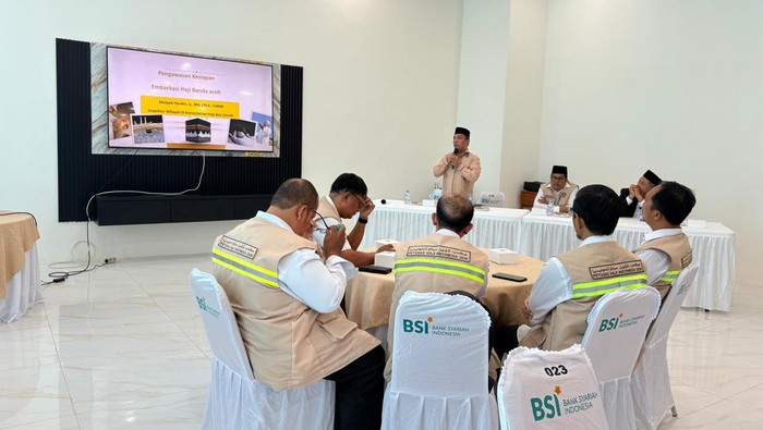 Inspektur Wilayah III Kemenhaj Mulyadi Nurdin memberikan pembekalan kepada petugas haji embarkasi Banda Aceh.