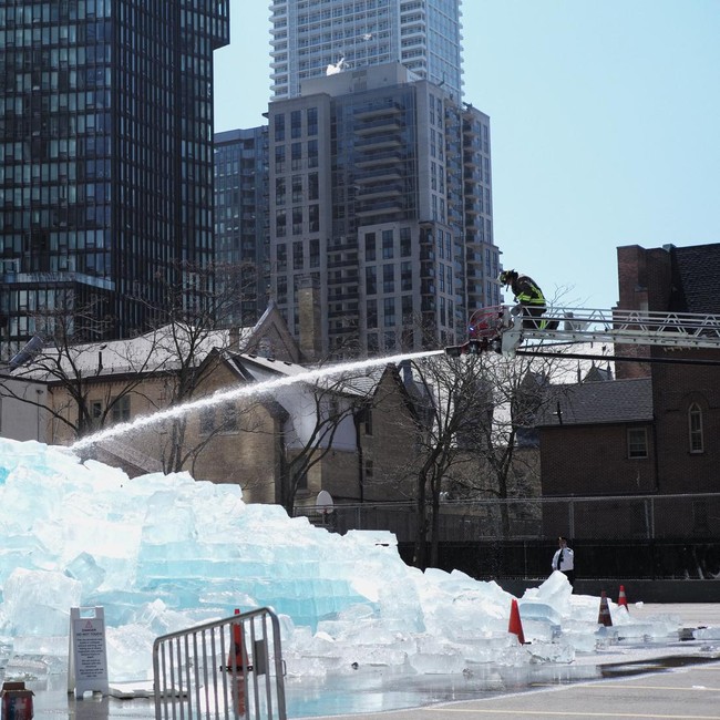 Instalasi Es Drake Diserbu Pengunjung,  Kini Dibongkar Demi Keamanan