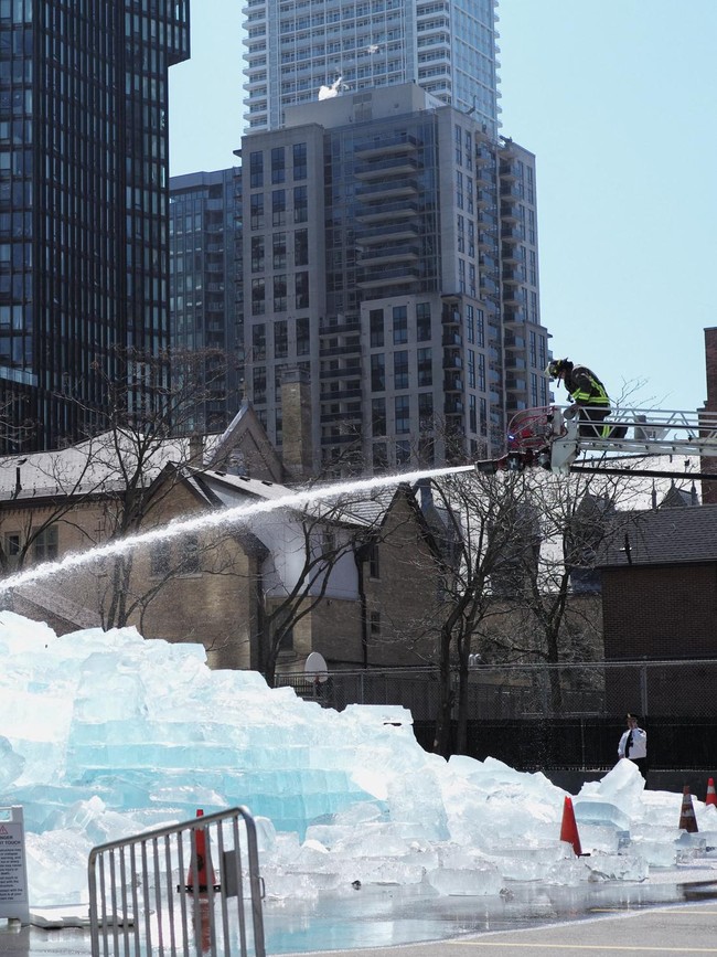 Instalasi Es Drake Diserbu Pengunjung,  Kini Dibongkar Demi Keamanan