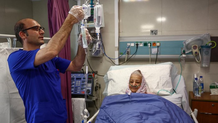 An Iranian nurse attends to a patient at a hospital, amid a ceasefire between U.S. and Iran, in Tehran, Iran, April 23, 2026. Majid Asgaripour/WANA (West Asia News Agency) via REUTERS ATTENTION EDITORS - THIS PICTURE WAS PROVIDED BY A THIRD PARTY