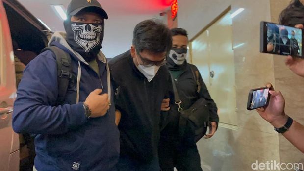Istri dan dua anak Ko Erwin tiba di Bareskrim Polri, Jumat (24/4/2026) sore. Ketiganya dibawa untuk diperiksa terkait kasus TPPU narkoba.